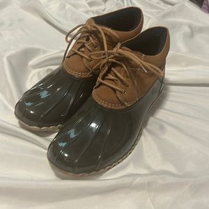 Ankle high snow boots